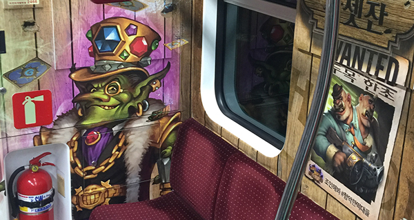 un train decore sur le theme de hearthstone en coree