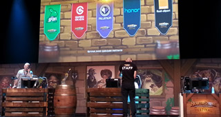 Le staff sur scène pendant la pause