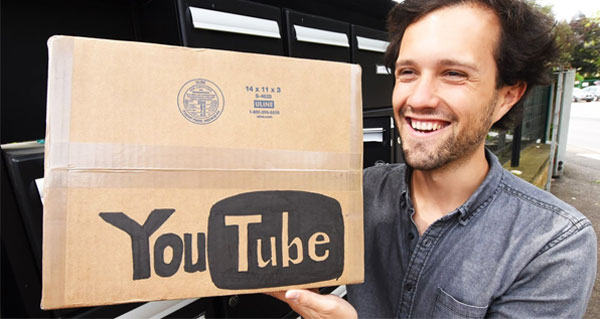 mamytwink et zecharia recoivent un colis de youtube