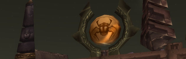 Le disque en or représentant un scarabée, semblable à celui sur l