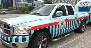 Voiture aux couleurs de l